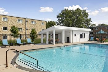 Silver Lake Apartments in New Brighton, MN Outdoor Pool